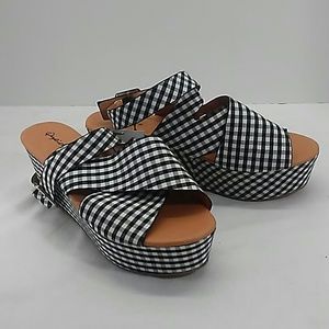 New Womens sandals size 5 1/2 with 2 1/2 heel